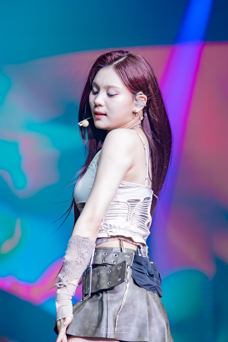 DayOne_819's tweet photo. 250706 New Legacy in Seoul 2
#VIVIZ #비비지 
#UMJI #엄지 https://t.co/ck3jSDHV2r