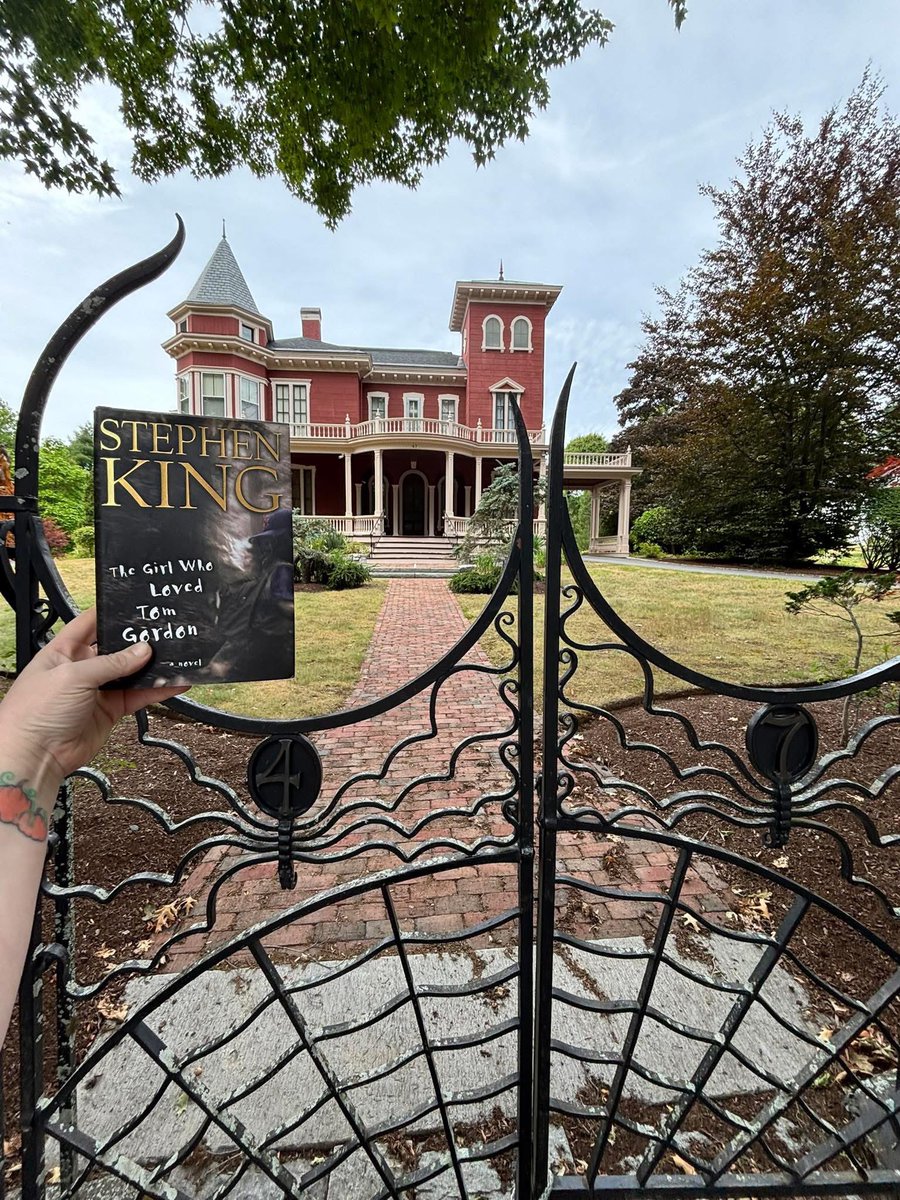 GeekGirl1990's tweet photo. At @StephenKing House with the very first book I ever read of his back when I was a kid. https://t.co/Gdt5nxR4bp