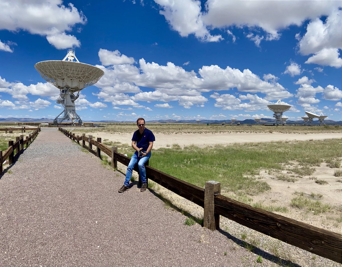 Javier__Sierra's tweet photo. Algo mágico tiene Nuevo México, que aúna historias cargadas de misterio como #LaDamaAzul o #Roswell, con la exploración de los misterios del Universo desde un lugar como este, cerca de Socorro: el VLA Telescope que quizá viste en “Contact”. Maravilla  absoluta. https://t.co/nRgYy9PD7Z