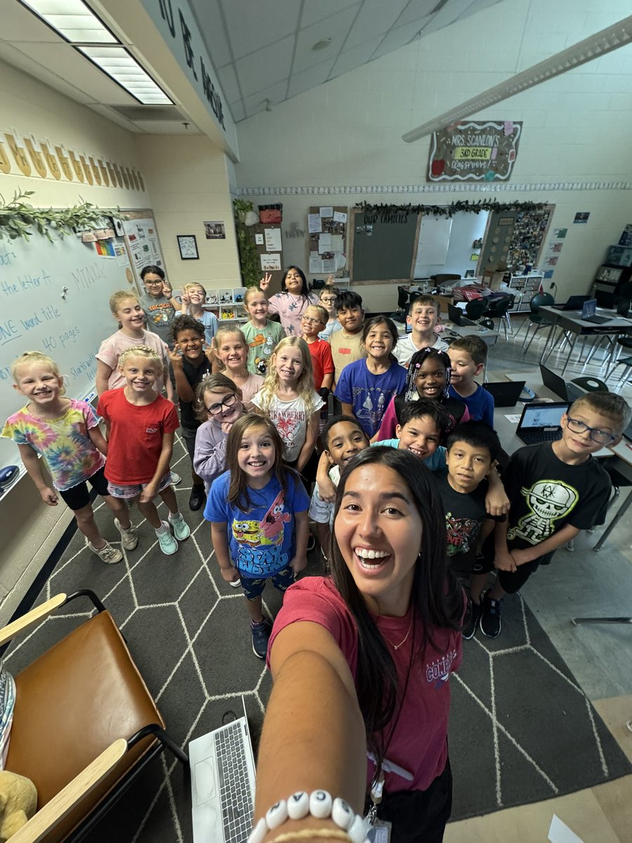 Mrs_Scanlon1's tweet photo. A sweet start to 3rd grade, building our classroom family and agreements! Looking forward to this year with the best team and most joyful crew! ✏️🪴✨ https://t.co/Mw3ZeSjaU3
