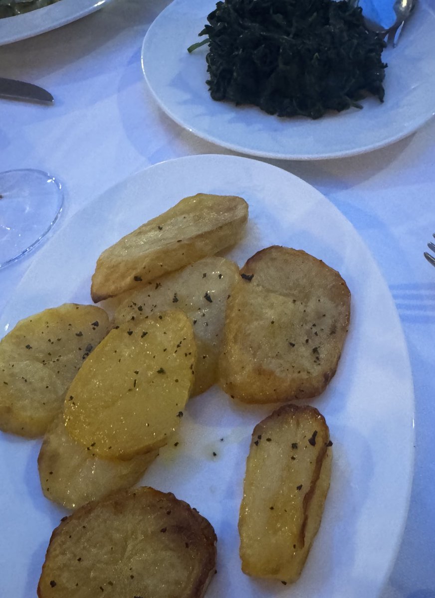Cenamos como si la 4T nos hubiera sacado de Televisa y, por nuestros méritos con el obradorato, nos hubiera puesto de embajadores en Roma. 

Flor de zucchinni con mozzarella y anchoas, gnocchi de langosta con burrata, robalito a la sal, papitas y espinaca frita.