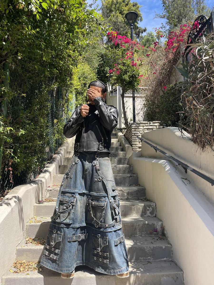 YvngJac's tweet photo. Runway skirt &amp; boots 🅿️ https://t.co/7aNZ2b6nHK