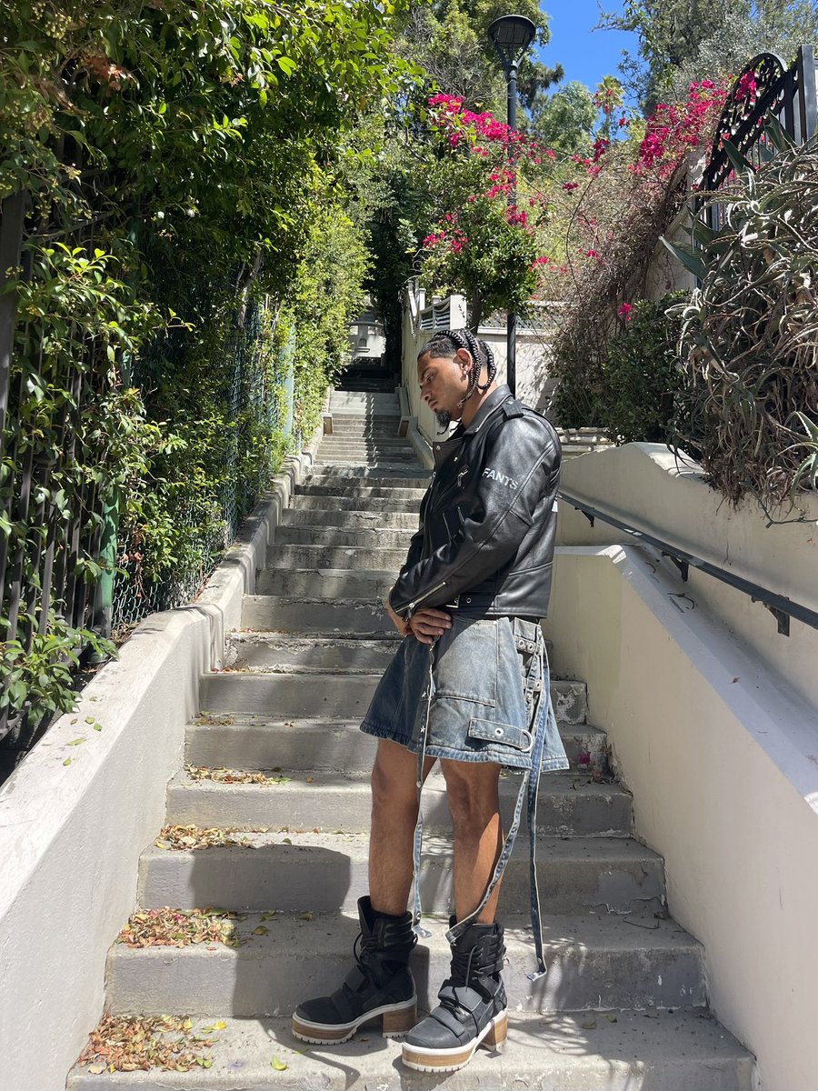 YvngJac's tweet photo. Runway skirt &amp; boots 🅿️ https://t.co/7aNZ2b6nHK