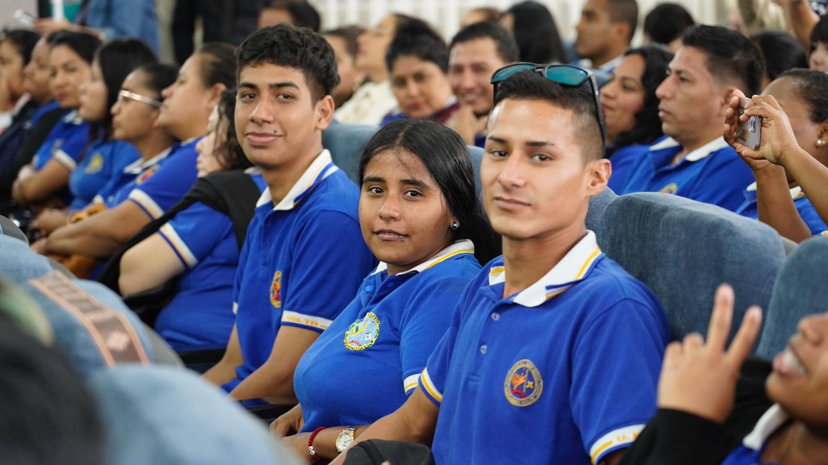 La ministra de Educación, Deporte y Cultura, <a href="/AlegriaCrespo/">Alegría Crespo Cordovez</a>, lideró un conversatorio 🎙️ sobre la nueva oferta educativa de #BachilleratoTécnico en modalidad semipresencial (EPJA TEC) 📚, diseñada para jóvenes 👩‍🎓👨‍🎓, adultos y adultos mayores 👵👴 con escolaridad inconclusa.

Este
