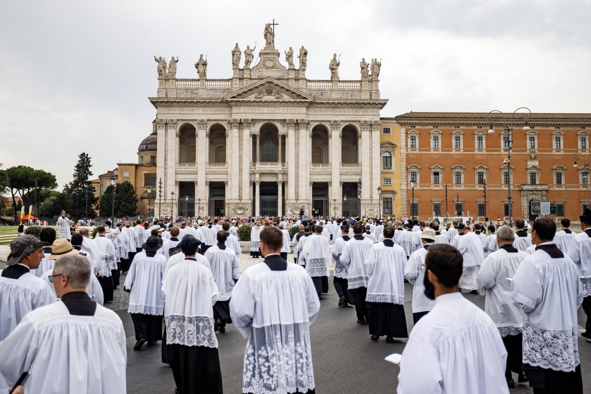 Photo Gallery 2 from the International SSPX Jubilee Year Pilgrimage to Rome: Procession to St. John Lateran

facebook.com/media/set/?van…
Photos courtesy La Porte Latine