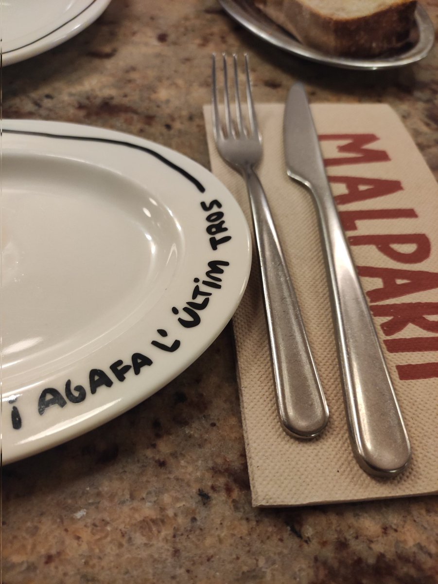 Atès excel·lentment i en català per un argentí. Això és possible al Malparit, un restaurant de qualitat gastronòmica i humana (que n'aprenguin!)