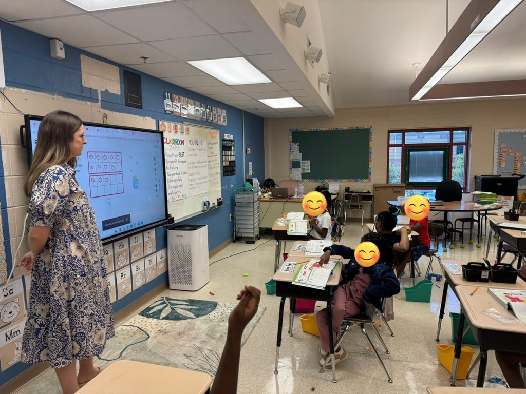 Maria_Adams0019's tweet photo. Take a peek 👀 at our 2nd grade math block at Williams Elem! We made our Envision lesson life sized with a giant tens frame floor mat. Students discovered how making 10 helps them add to 20 through hands-on learning with manipulatives.
#LearnByDoing #mathcoaching @AmstiUAH https://t.co/bNkvLy1F7r