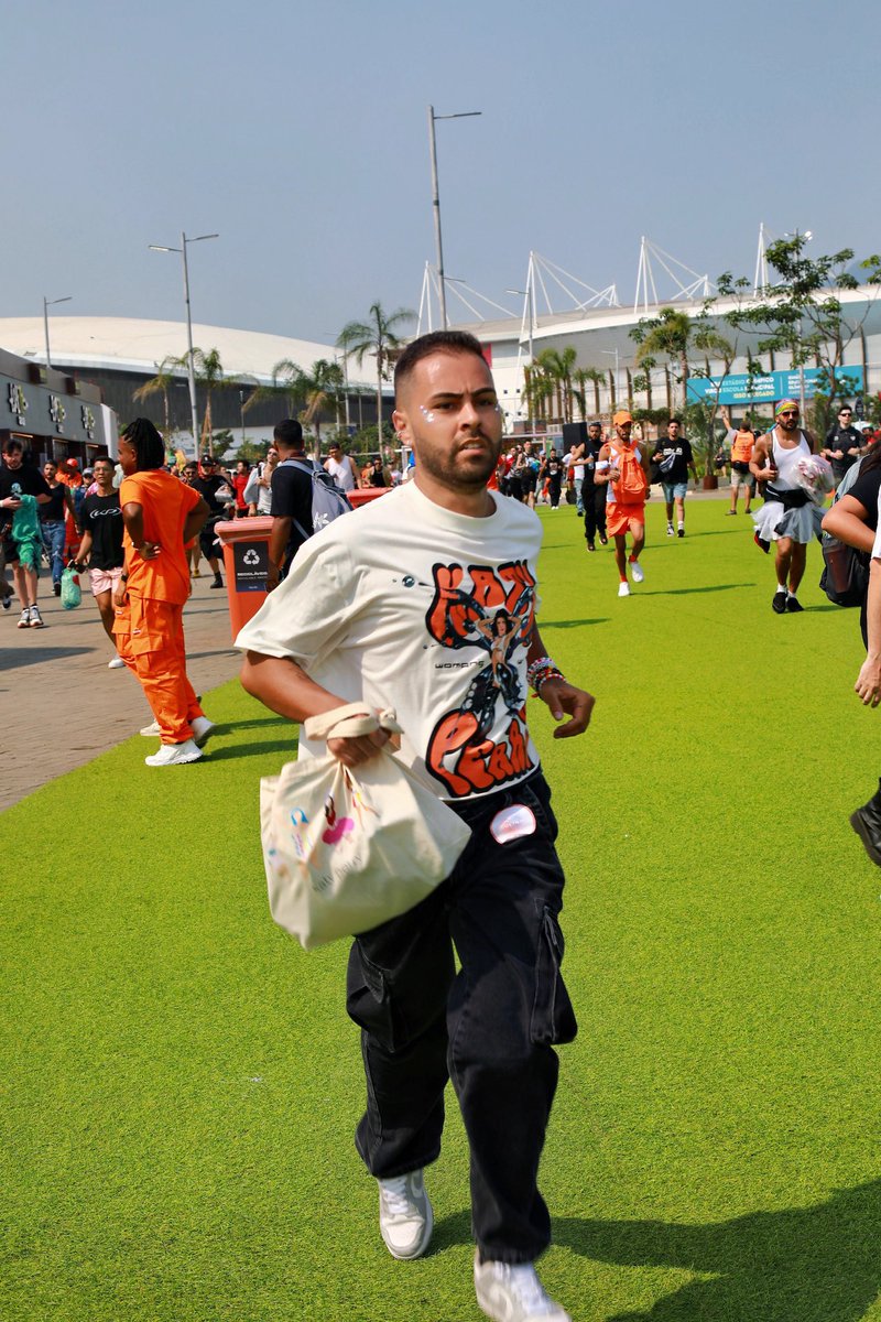 Mês que vem tem essa corrida e desespero pra chegar no palco da Katy novamente