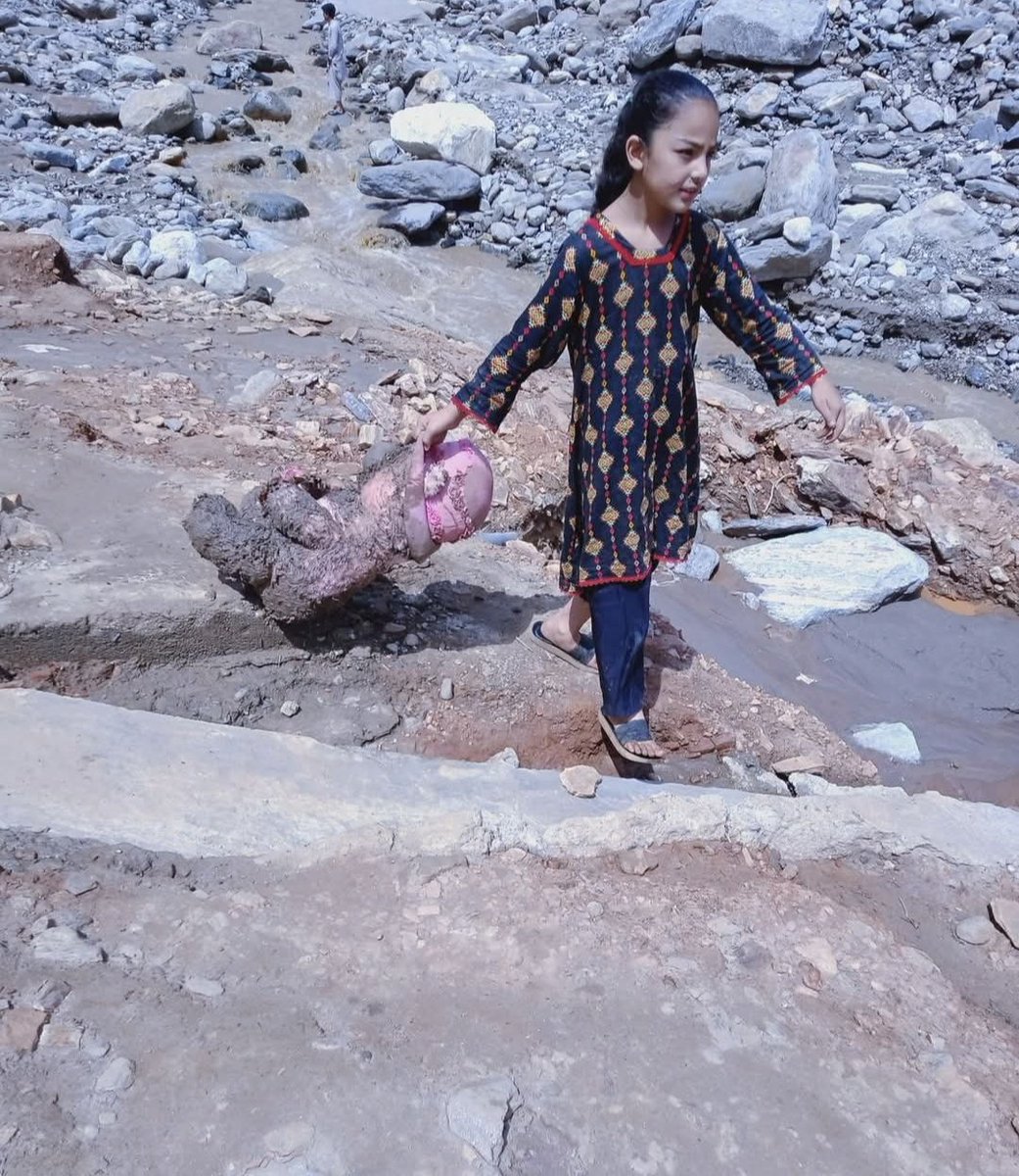 بونیر سیلاب کے تباہ کاریاں 
گاؤں بشونی میں ایک معصوم  بچی اپنی گڑیا کیچڑ سے اٹھا کر لے جارہی ہے.

#Buner #Flood #FloodReliefPK #KP #Pakistan