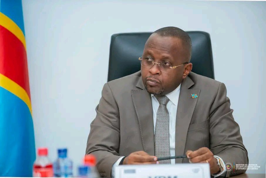 Dynamique Jacquemain Shabani-official (@dynamiquedjs) on Twitter photo #RDC : le phénomène MOBONDO persiste, le VPM de l'intérieur Jacquemain Shabani (<a href="/shabani_lukoo/">SHABANI Lukoo J.</a> ) annoncé dans quelques jours dans la province de #Kwilu.
<a href="/Presidence_RDC/">Présidence RDC 🇨🇩</a> <a href="/PrimatureRDC/">Primature de la République Démocratique du Congo</a> <a href="/Interieur_RDC/">Ministère de l'Intérieur de la R.D Congo</a> <a href="/ElieNkumbi29/">Elie NKUMBI WA NKUMBI</a> #RDC : le phénomène MOBONDO persiste, le VPM de l'intérieur Jacquemain Shabani (<a href="/shabani_lukoo/">SHABANI Lukoo J.</a> ) annoncé dans quelques jours dans la province de #Kwilu.
<a href="/Presidence_RDC/">Présidence RDC 🇨🇩</a> <a href="/PrimatureRDC/">Primature de la République Démocratique du Congo</a> <a href="/Interieur_RDC/">Ministère de l'Intérieur de la R.D Congo</a> <a href="/ElieNkumbi29/">Elie NKUMBI WA NKUMBI</a>