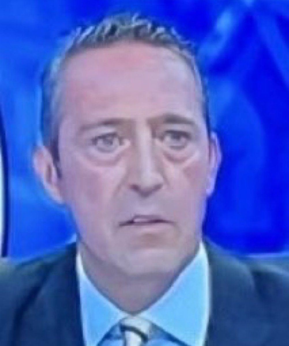 Elinin değdiği herşeyi zehirledi. Uğursuz ucube düş yakamızdan düş ülkenin gündeminden. Spor tarihinin en rezil herifi defol hayatımızdan. Ailenin yüzkarası çek pis elini fenerimin üzerinden. Beceriksiz herif mourinho'nu da al siktir git dünyamızdan #alikoçistifa