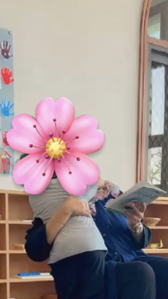 bulble91's tweet image. القصة مش مجرد تسلية ، بل تعتبر  أداة تربوية عميقة ؛ لانه من خلالها يعيش الطفل تجربة حسية ووجدانية، يفسرها بحرية ويبني معانيه الخاصة حيث تربطه بالطبيعة والكون ، تُعلّمه التفكير بدل التلقين، وتوحد بين المعرفة والعاطفة ، لهذا كانت القصة في فلسفة مونتيسوري مدخلًا لتربية العقل والقلب.