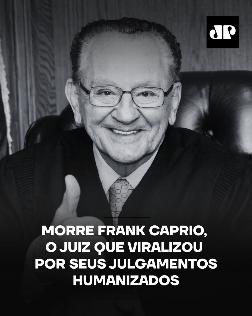 JovemPanEntrete's tweet photo. A internet está de luto... 😭

O juiz norte-americano, Frank Caprio, querido por sua simpatia e compaixão no programa 'Caught in Providence', faleceu nesta quarta-feira (20) aos 88 anos.

No Brasil, ficou conhecido nas redes sociais por lidar nos casos de trânsito com empatia perante os réus, ganhando o apelido de “O juiz mais bondoso da América”.

Caprio precisou aposentar a toga após ser diagnosticado com câncer em 2023, mas permaneceu ativo, compartilhando trechos de audiências em seus perfis e publicando uma autobiografia no início deste ano.

🎥 Reprodução: Instagram/ @therealfrankcaprio
📺 Confira na JP News e Panflix 👉 https://t.co/wOiE9XZpzP

#redessociais #youtube #direito #juiz #Morte #frankcaprio #viralvideos #empatia
