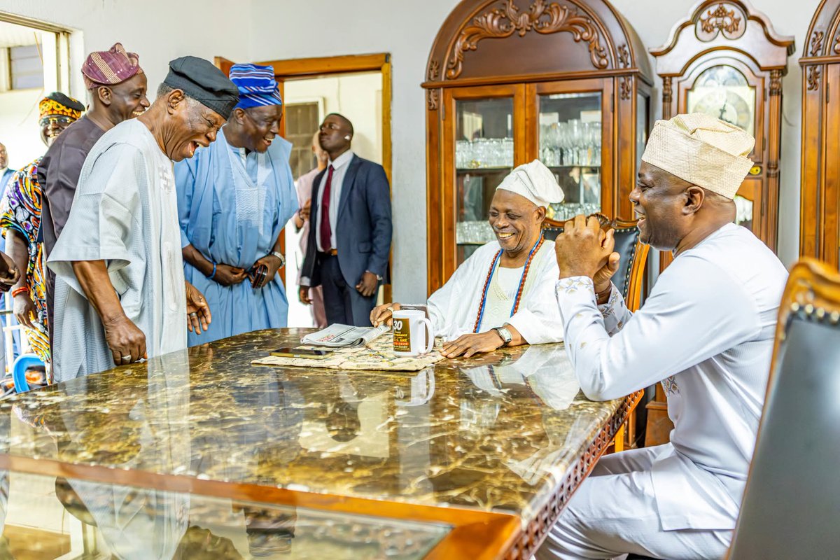 Jetroyalmedia01's tweet photo. H.E, Gov @seyimakinde honoured tradition by paying homage to His Royal Majesty, Oba Rashidi Adewolu Ladoja, the Olubadan designate today. https://t.co/uD44It4GK8