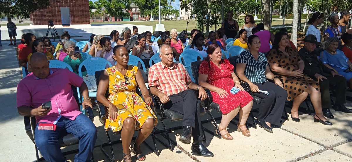 RicardoArtemisa's tweet photo. Hoy en el Mausoleo a los Mártires de Artemisa fueron reconocidas y condecoradas un grupo de federadas artemiseñas, a propósito de Aniversario 65 de la FMC. https://t.co/jft3tgT8Zf