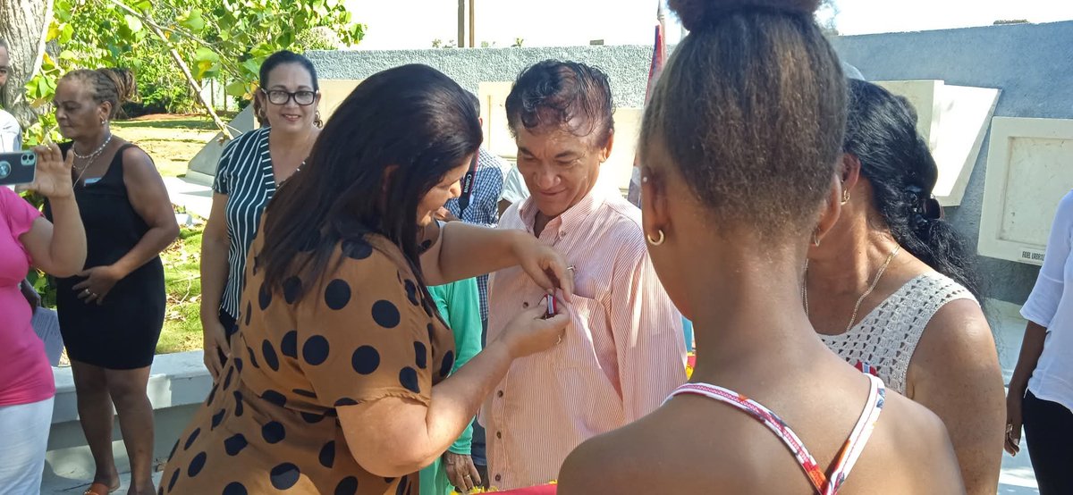 RicardoArtemisa's tweet photo. Hoy en el Mausoleo a los Mártires de Artemisa fueron reconocidas y condecoradas un grupo de federadas artemiseñas, a propósito de Aniversario 65 de la FMC. https://t.co/jft3tgT8Zf