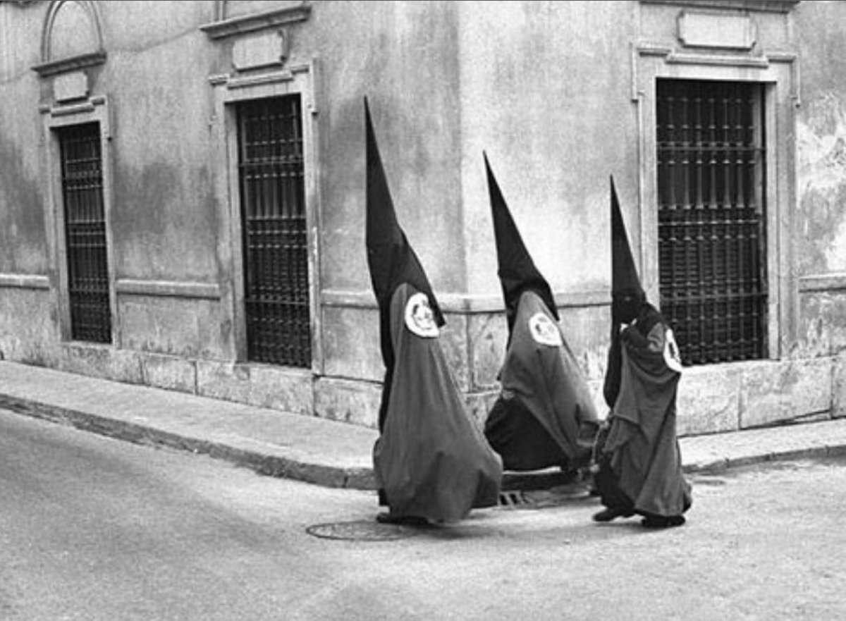Quién se vista de nazareno, sabrá lo que solo sabe quien se viste. Salida de casa para llegar a la iglesia, estación de penitencia y camino de vuelta para llegar a casa.

Parece normal, sin embargo, no lo es.