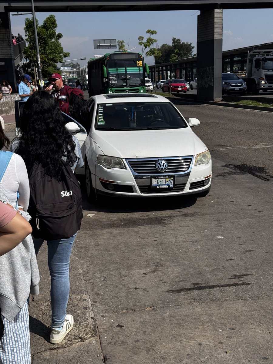 BlackBullet_93's tweet photo. Funcionarios de @GobTlaquepaque obstruyen ascenso y descenso en parada peatonal dejando su auto estacionado ahi, y @JaliscoVial como siempre ausente. @Trafico_ZMG https://t.co/7YLdfkD3v9