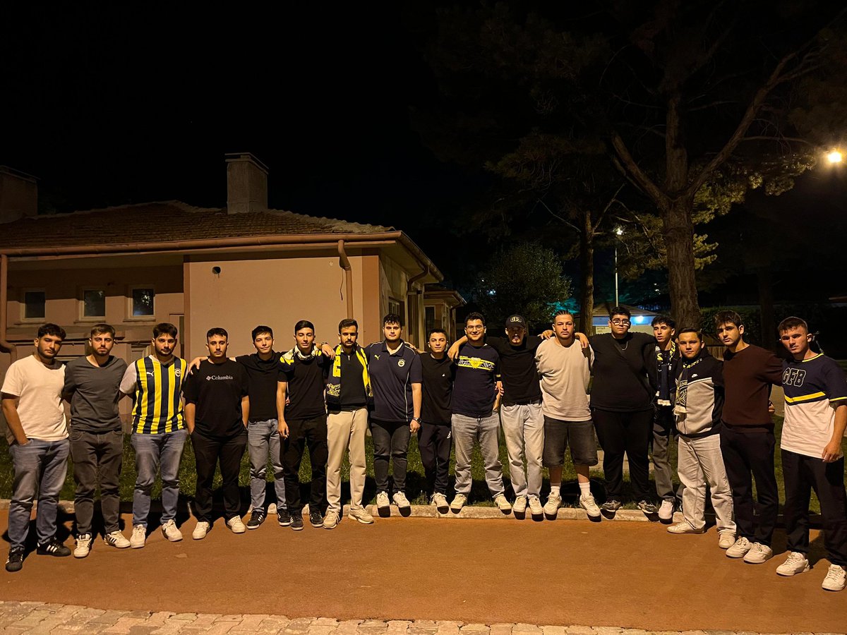 GfbEregli's tweet photo. SEVDİK SENİ HER ŞEYDEN ÇOK!
Fenerbahçe'mizi Benfica karşılaşmasında Tribünde ve maç izleme organizasyonunda yalnız bırakmadık. https://t.co/jeFnb5nB2v