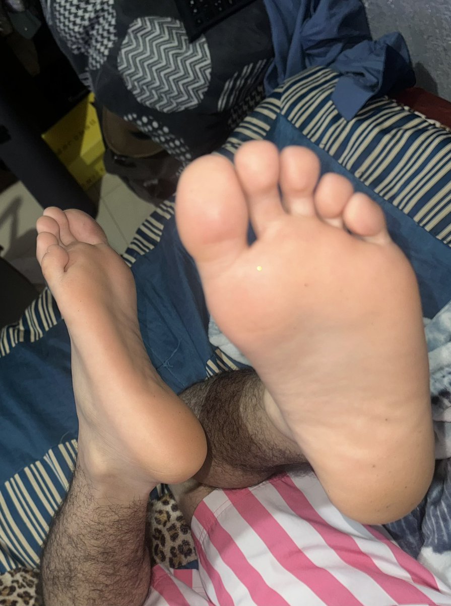 kinkyffeet's tweet photo. Quieren? ��� 
Rt= 🎁📩
Rt y reclama tu regalo 📩 🥵
#feet  #feetfetısh  #feetlovers #gay https://t.co/o13eklIQ9d