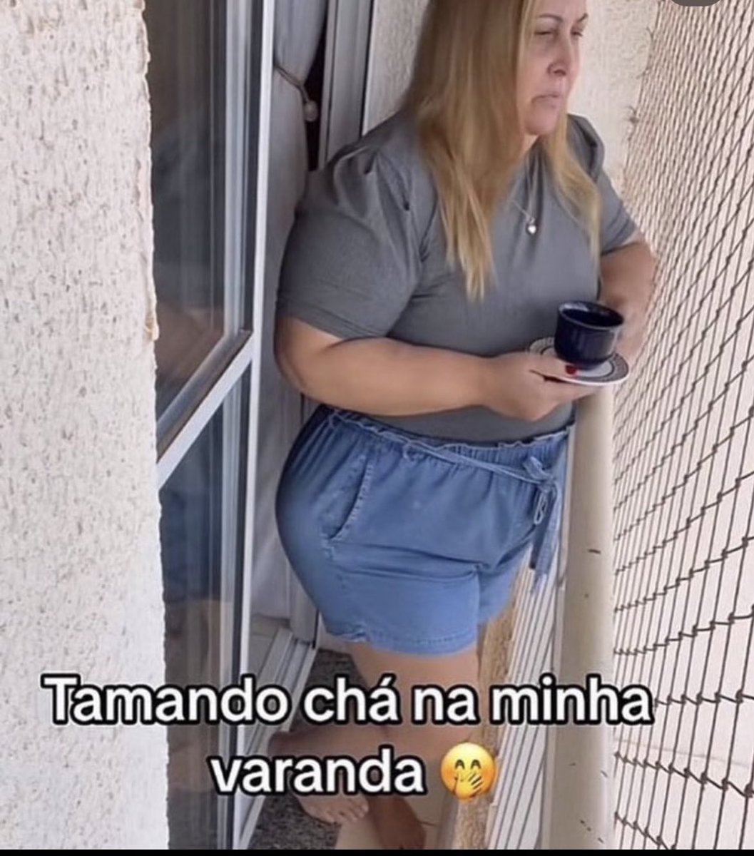 oieeeXD's tweet photo. mulher em pé em uma varanda comicamente pequena apertada dizendo tomando chá na minha varanda 🤭 sacada https://t.co/X3KWqfGR01