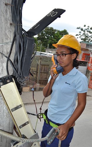 El empoderamiento femenino es una realidad en #OperacionesDeRed. Nuestras jefas técnicas demuestran día a día su competencia, liderando equipos y garantizando la conectividad del país con excelencia y compromiso. promueve igualdad en sectores estratégicos. #EtecsaConCuba
