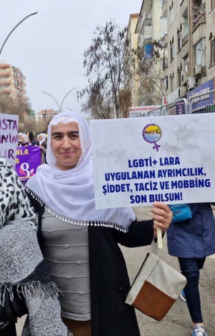 Kurdistan ulusuna  , dayatılan onursuzluk namusuzluk 
PkkDem işte budur. 
Tirtçé, bilmeyen Kürd Annelerine taşitiklari pankartlara bakarmisiniz. 
Ahlaksızlar