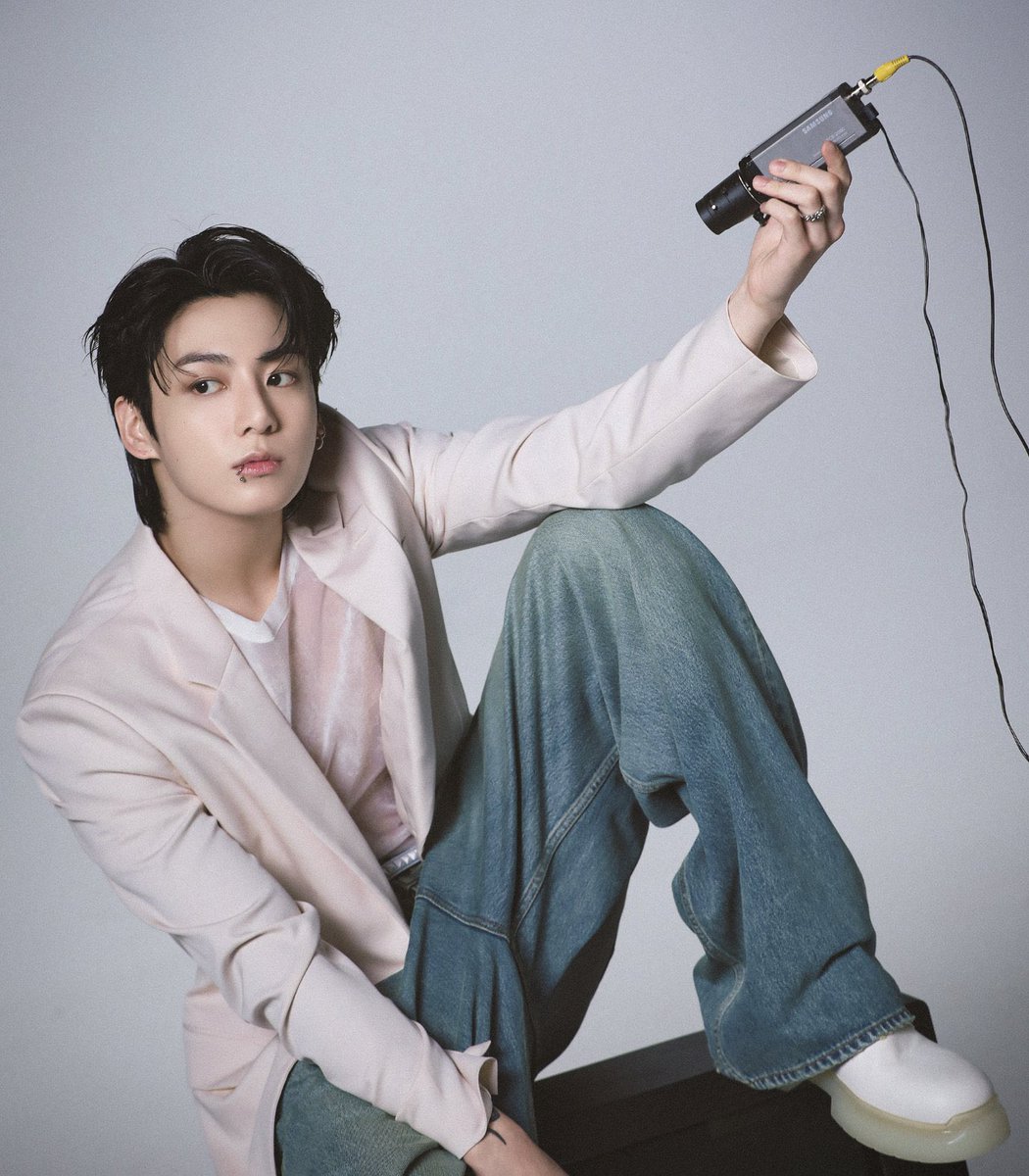 Jungkook’s “Golden” has surpassed 6 billion streams on Spotify!