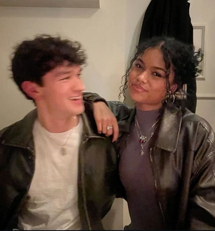 thalukestorm's tweet photo. thaluke ⋆˙⟡𝜗𝜚 — se o luke não estivesse envolvido na profecia e eles tivessem ficado juntos . ݁₊

a thread; 🪡
(esse é o jeitinho q eu imagino que eles seriam caso tivessem vivenciado o acampamento meio-sangue juntos, paz e amor) https://t.co/sEIlyMx0S2