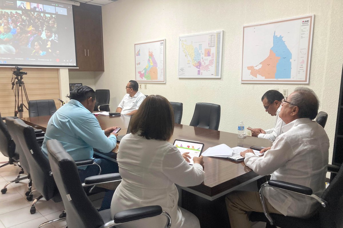 Acompañado de los Vocales de la Junta Local Ejecutiva del INE Campeche, el Vocal Ejecutivo, <a href="/FernandoBalmes/">Fernando Balmes Perez</a> presenció la presentación nacional de la Consulta Infantil y Juvenil 2024, en donde más de 10 millones de niñas, niños y adolescentes de todo México se expresaron.