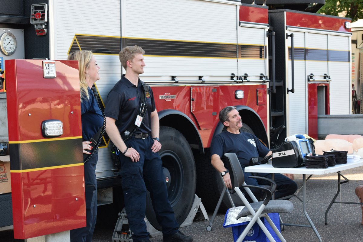 CGPublicSafety's tweet image. What a night! Over 200 Hinton Heights residents came together for our summer celebration.

And a major success: 75 residents learned life-saving CPR! We're proud to empower our community.  #CommunityCelebration #CPRtraining