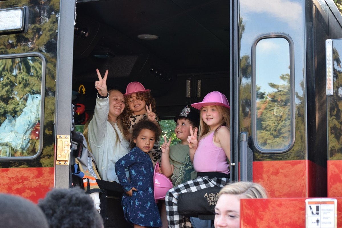 CGPublicSafety's tweet image. What a night! Over 200 Hinton Heights residents came together for our summer celebration.

And a major success: 75 residents learned life-saving CPR! We're proud to empower our community.  #CommunityCelebration #CPRtraining