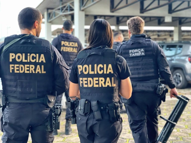 🇧🇷 URGENTE: Pastor Silas Malafaia é abordado pela Polícia Federal ao desembarcar no aeroporto do Galeão, no Rio de Janeiro.

De acordo com nota da instituição, o pastor teve seus aparelhos apreendidos, está proibido de deixar o país e de manter contato com outros investigados.