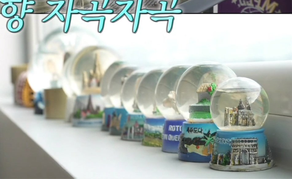 minho_team's tweet photo. Minho likes to collect snowglobes and A&amp;R Park Miran noona gifted him one,adding to his collection! ❄️🩵🥹

#민호 #MINHO #ミンホ @SHINee https://t.co/hVTsmZnZtn