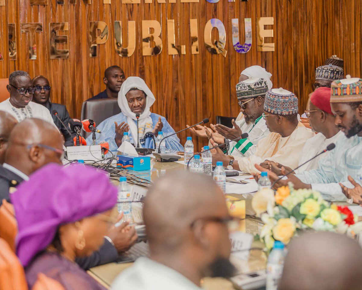 J’ai présidé la réunion nationale sur les préparatifs du Gamou de Médina Baye. Satisfait du niveau d’exécution, j’ai demandé un suivi quotidien, exhorté police et gendarmerie à faire respecter la circulation avec courtoisie et invité les chefs religieux à sensibiliser. #Gamou2025