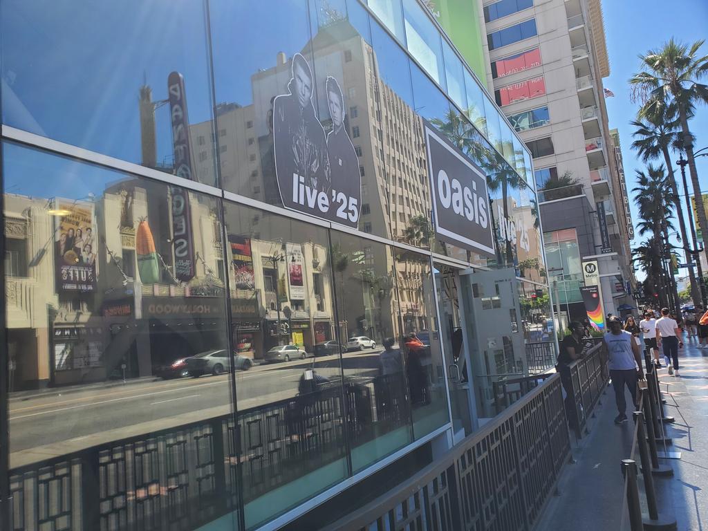 justinalderman's tweet photo. Cash Grab on Hollywood and Vine.  Cant afford the ticket?  Can still buy the shirt.  Fuck You Oasis.... https://t.co/XSoGBSaAnP