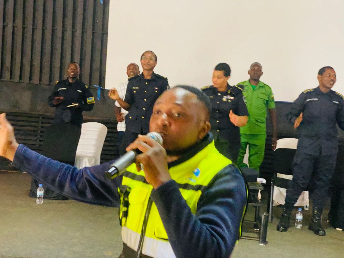 Kuri uyu munsi kandi ACP Teddy RUYENZI Yifatanyije n'urubyiruko rw'abakorerabushake <a href="/CityofKigali/">City of Kigali</a> <a href="/Gasabo_District/">Gasabo District</a> mu muganda wibanze ku Isuku n'Isukura aho batoraguye amacupa n'andi mayarara,Nyuma basuye intore ziri mu biruhuko babaha impanuro zitandukanye. <a href="/RwandaLocalGov/">Ministry of Local Government | Rwanda</a>