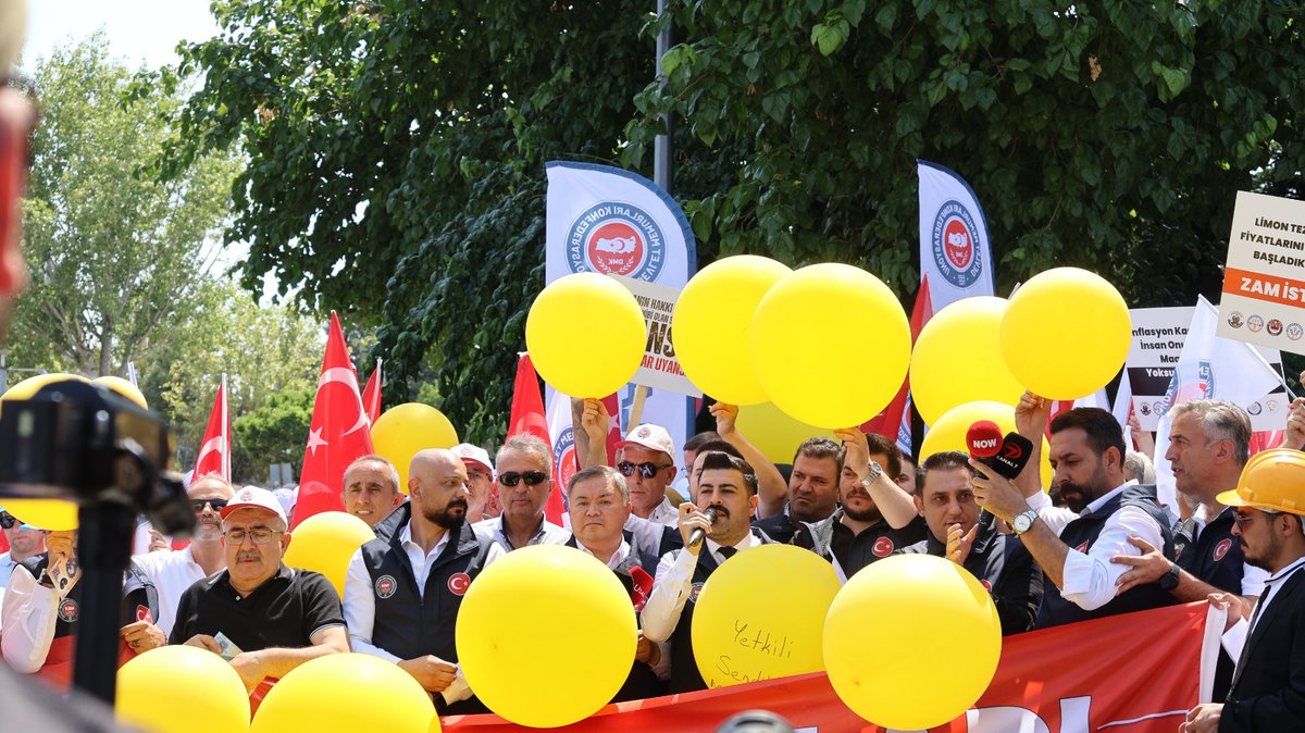 Hakeme gitme! "GREV'e" git. 

Yok öyle 17 yıl yaptığın gibi "2 yıl sonra görüşürüz" demek! 

Yok öyle "Hakeme attım topu! Hadi bana eyvallah!" demek!

 #HakemeGitmeMemurSen 
#HakemeGitme