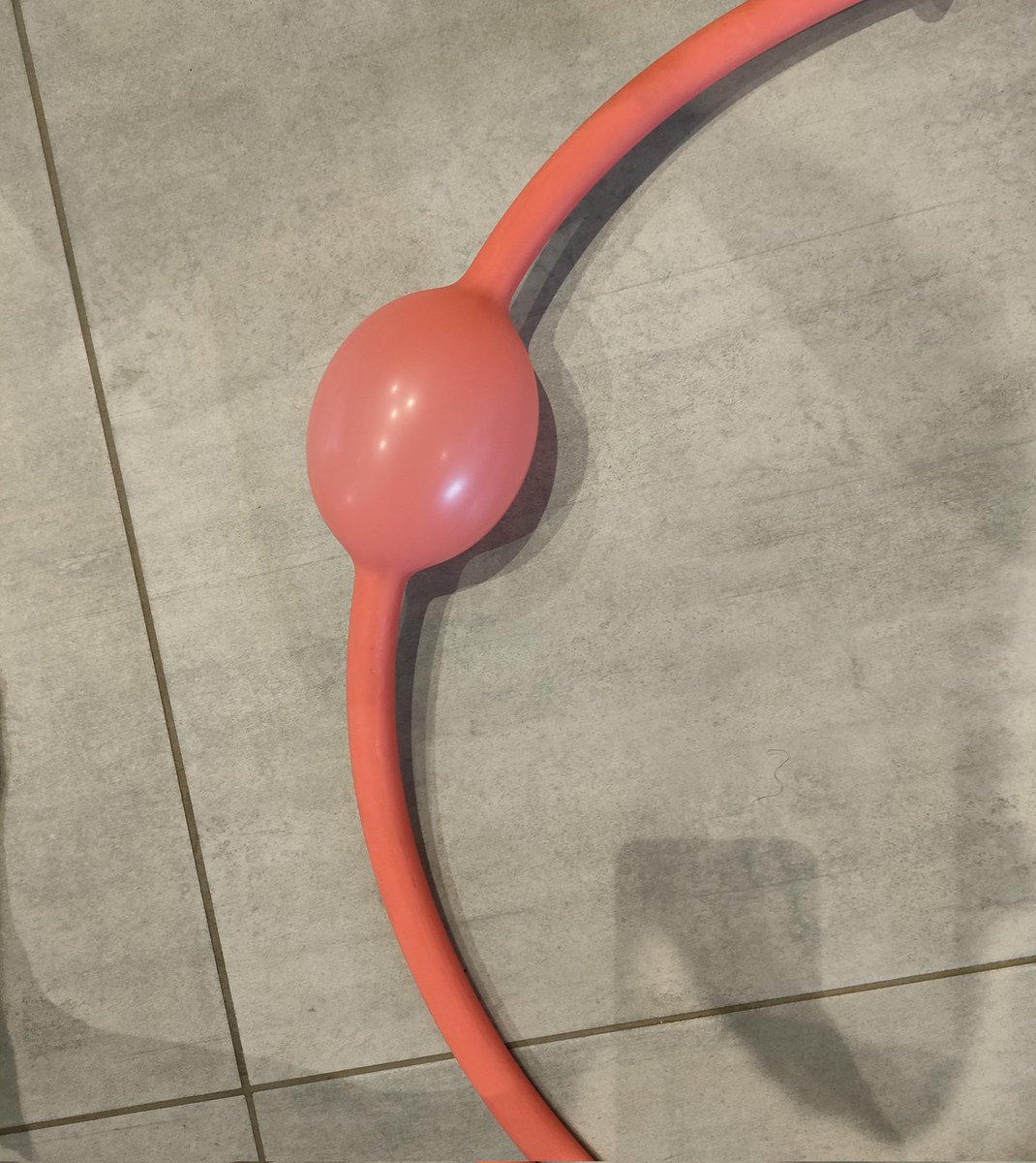 J'ai changé ma chambre à air et pneu la semaine dernière, depuis 2 jours je vois que ma pression baisse... Je décide de tout revérifier, je vois ça en gonflant la chambre à air 🥲 j'ai jamais vu une chambre à air comme ça 🤣😡