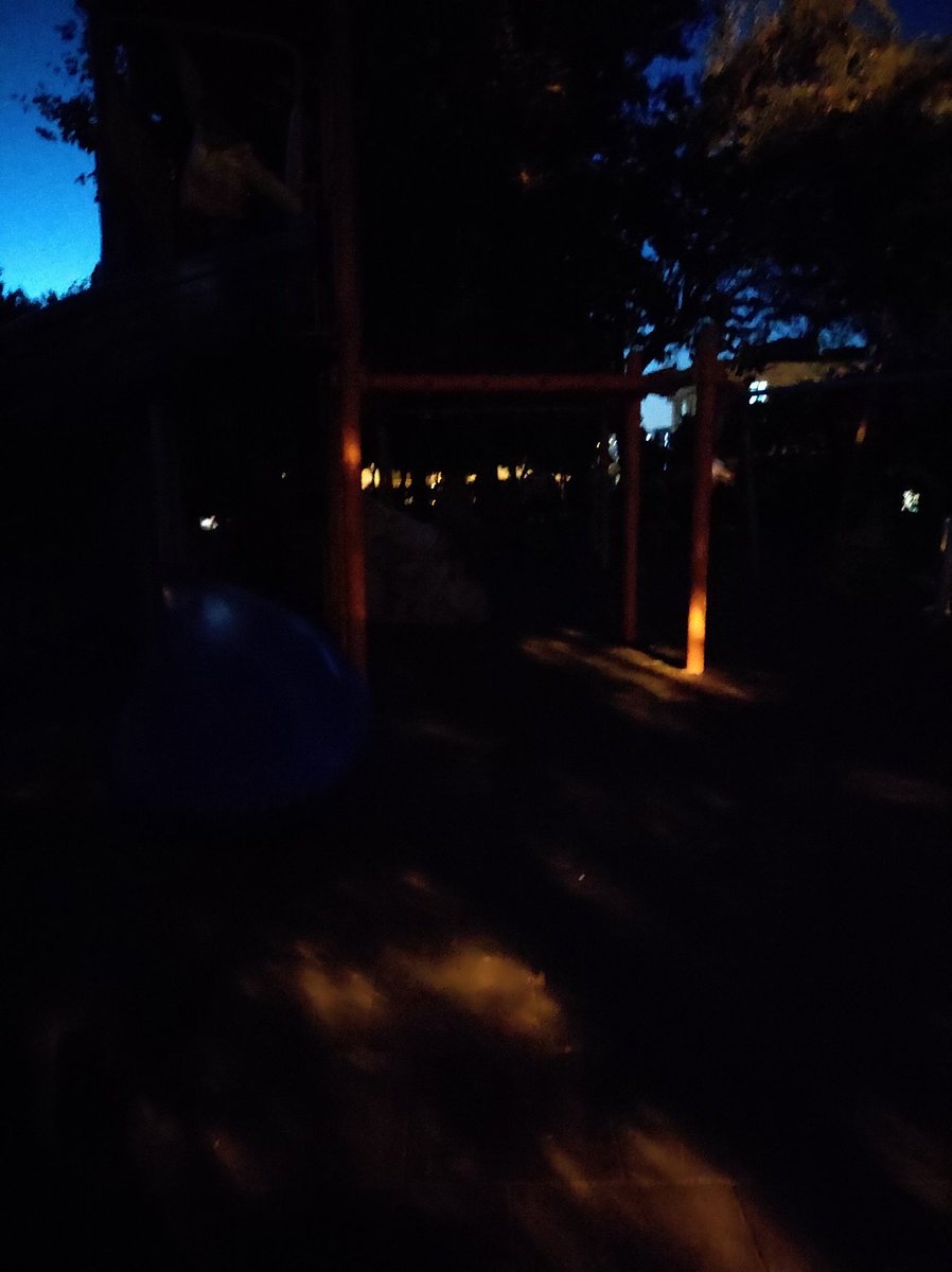 burakcelikk3's tweet photo. @Pendik_Belediye güzelyalı mahallesi nene hatun parkının ışıkları yanmıyor kaç gündür insanlar parka çocuklarını telefon elfenerlerini tutarak getiriyor rezillik lütfen biran önce buna bir çözüm bulun https://t.co/PnOqFaA8Fi