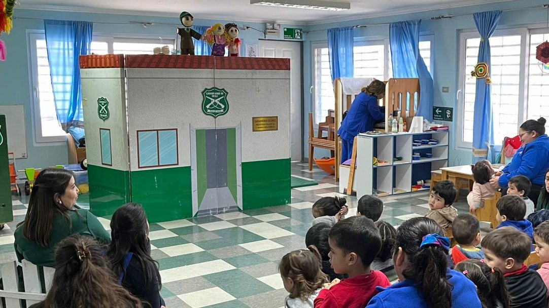 Carab_Maule's tweet photo. Por medio de una presentación de títeres en el Jardín Infantil #RayitoDeSol, nuestros @CarabMicc de la 4ª.Com #CanchaRayada de #TALCA interpretaron la obra “Carabineros somos tus amigos”; la que fue dirigida a los estudiantes y profesionales del establecimiento educacional. https://t.co/4cUYRKodma