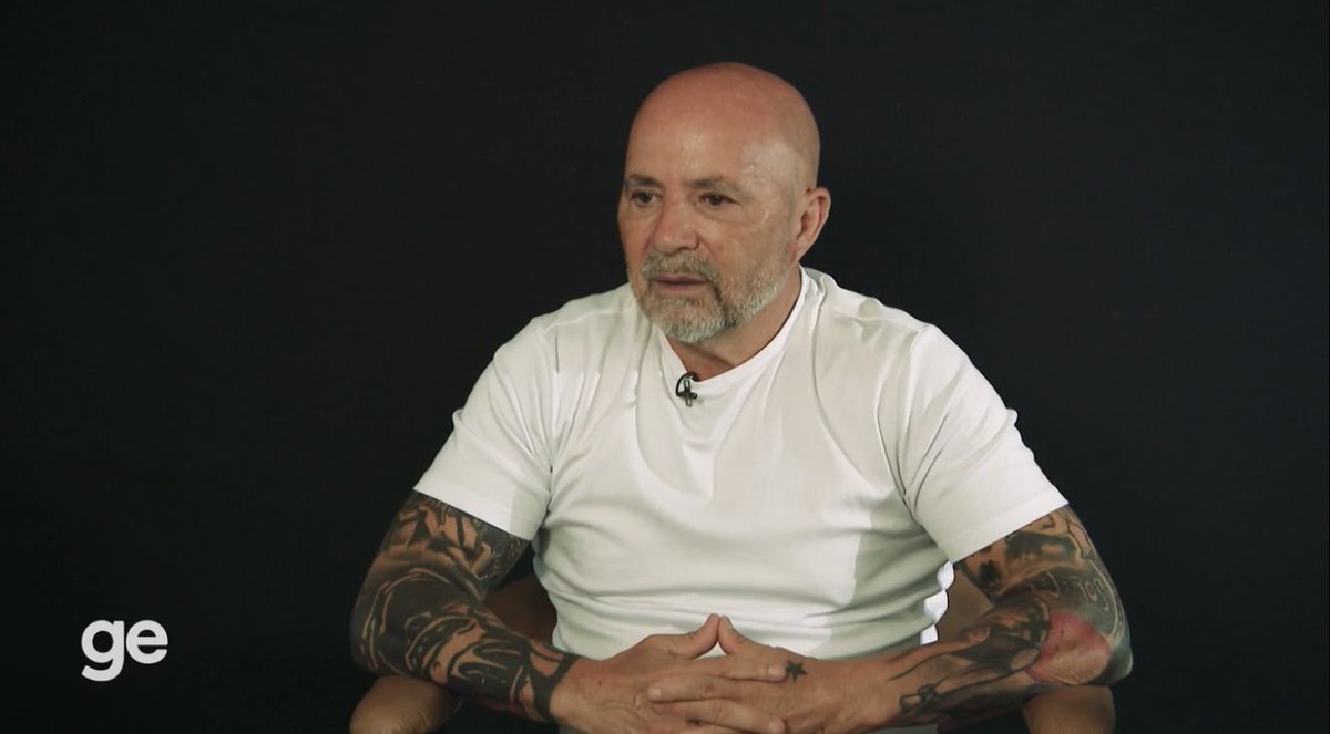 futebol_info's tweet photo. Em abril, ao ser procurado pelo Santos, Sampaoli pediu 12 reforços. No entanto, com a janela fechada, o treinador avaliou o elenco do Peixe e não avançou nas conversas.

Agora, o argentino reduziu a pedida para 4 reforços, sendo dois zagueiros, um meia e um centroavante. Sampaoli aceita apenas um zagueiro caso Zé Ivaldo fique.

A ideia do treinador é ter, pelo menos, um reforço de referência em cada setor (zaga, meio-campo e ataque).

🗞 @lucas_musetti
📸 ge