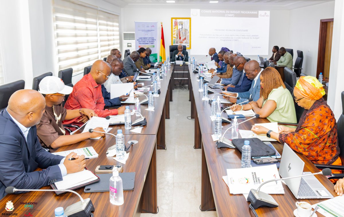Primature de la République de Guinée (@primaturegn) on Twitter photo Conakry, 20 août 2025 – Le <a href="/PMGUINEE17/">Le Premier ministre Amadou Oury Bah</a> Amadou Oury Bah a présidé la réunion inaugurale du Comité national du budget-programme. Mis en place par décret du Président Mamadi Doumbouya, ce comité vise à aligner la politique budgétaire sur la vision SIMANDOU 2040 pour une gestion axée Conakry, 20 août 2025 – Le <a href="/PMGUINEE17/">Le Premier ministre Amadou Oury Bah</a> Amadou Oury Bah a présidé la réunion inaugurale du Comité national du budget-programme. Mis en place par décret du Président Mamadi Doumbouya, ce comité vise à aligner la politique budgétaire sur la vision SIMANDOU 2040 pour une gestion axée