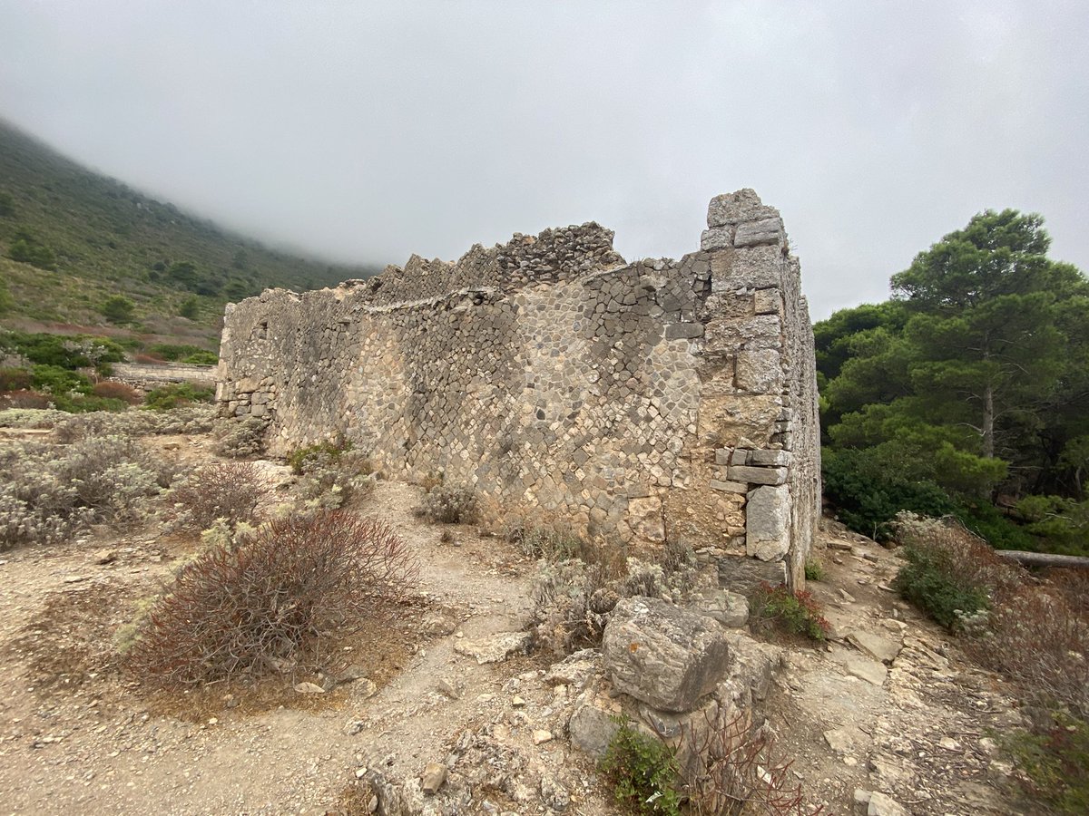 Lino_Scaccia's tweet photo. Nel pomeriggio salita alla
zona archeologica delle case romane.. cβΓ¨ pure una chiesetta bizantina di un antico insediamento monastico e un panorama che ricolma cuore e spirito di Meraviglia! #Marettimo #CaseRomane https://t.co/W0gaYQ5E3k