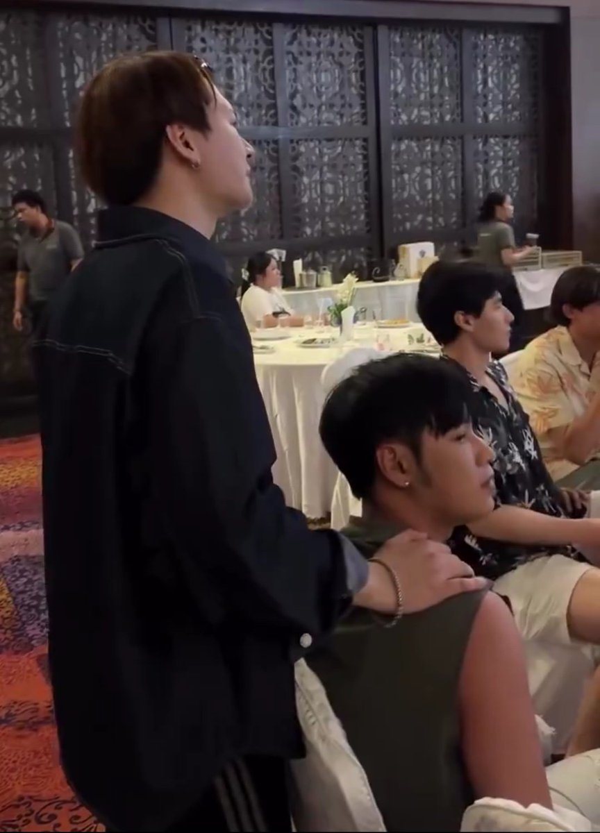 ยืมเฝ้าน้องนักร้อง            น้องนักร้องยืนคุม