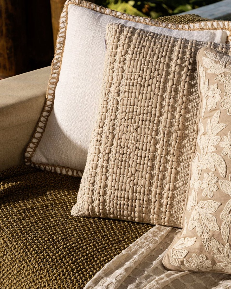 Os tons neutros vibram da varanda ao quarto ❤️

Juntos despertam aquele conforto visual sem deixar o ambiente monótono. 

O segredo? Apostar em diferentes texturas na estação.