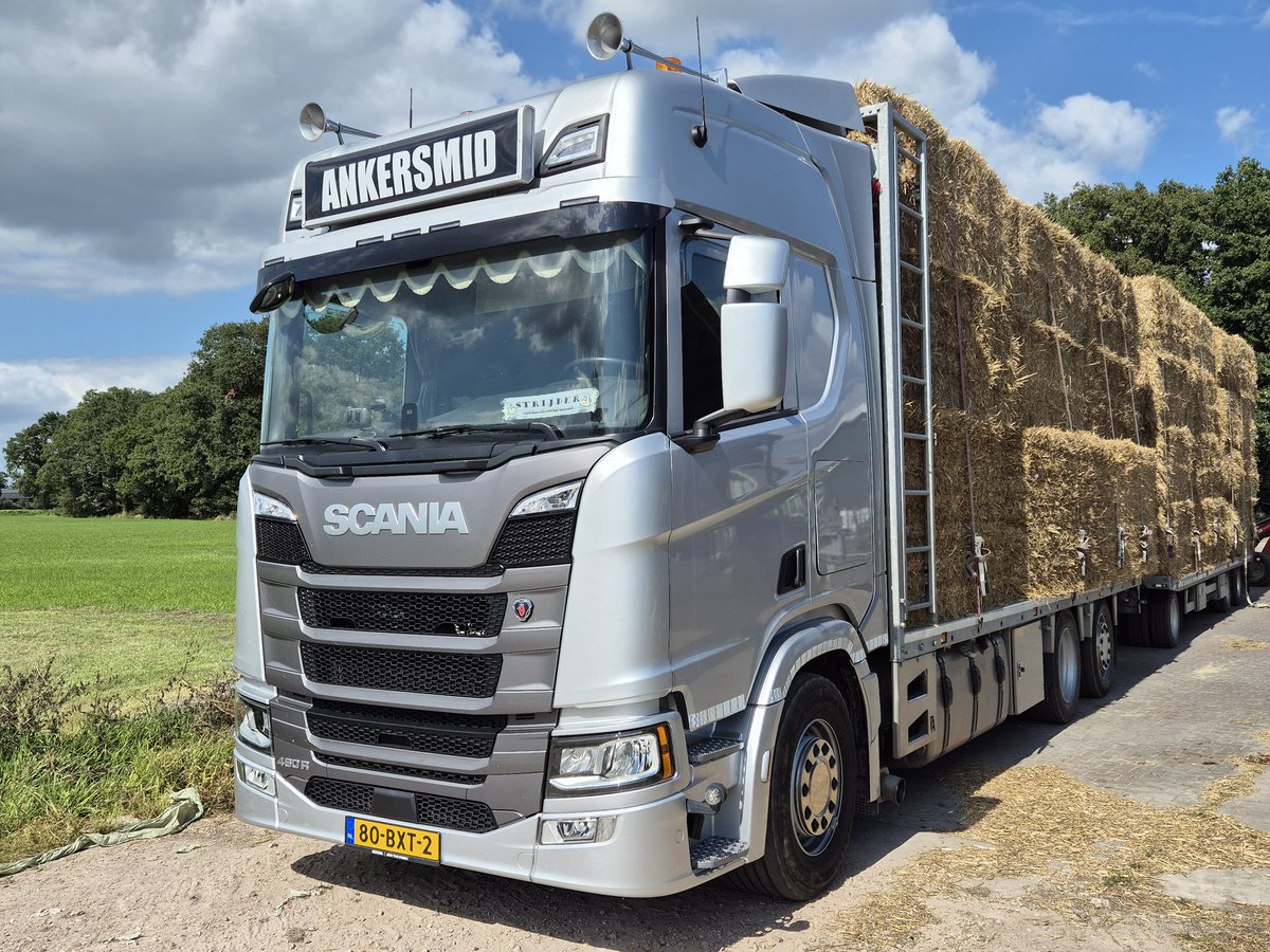 melkgeiten's tweet photo. De stro-opslag zit weer vol, en nu wordt de 'lege' mestopslag vol gereden met #tarwestro. Meer weten over stro, kom naar de Open Dag, Loonbedrijf Eijsink-Ankersmid Bentelo is hier ook aanwezig en staat u graag te woord! Kom 20-9-2025 
#melkgeitenhouderij #trotseboer https://t.co/Cj8TnP9ZPX