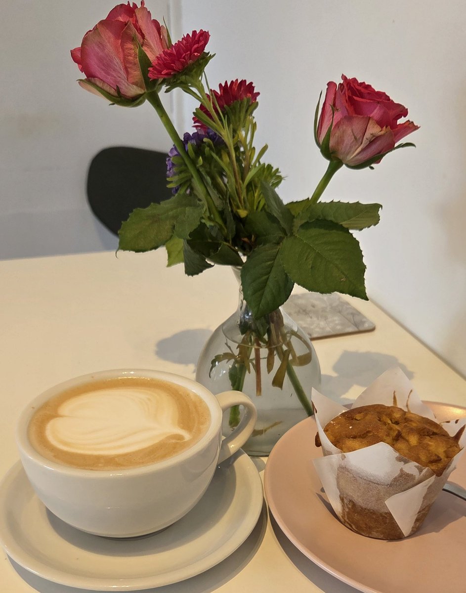 Maidean deas gréine againn inniu(sunny morning). Siúlóid deas faoí shleasa Chnoc Bréanainn(pleasant walk near Mt. Brandon). Sméara dubha ag fás go tiubh(blackberries plentiful). Cupán deas caife agus 🥧#cistíchorcadhuibhne 
#300DaysofGaeilge 
#300daysofwalking 
#GaéilgeGachLa