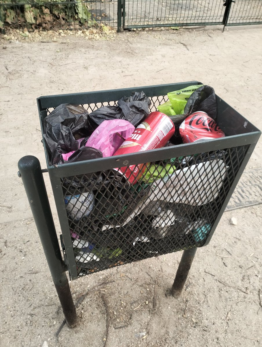 unaxmiia's tweet photo. @Lineamadrid pipican  justo al lado de la sede central de la EMT (RETIRO) hay 4 papeleras llenas de basura con moscas, es imposible estar con los perros porque está lleno de basura, heces y moscas...
Por favor queremos un espacio limpio para ellos https://t.co/HuIDDP6xaH