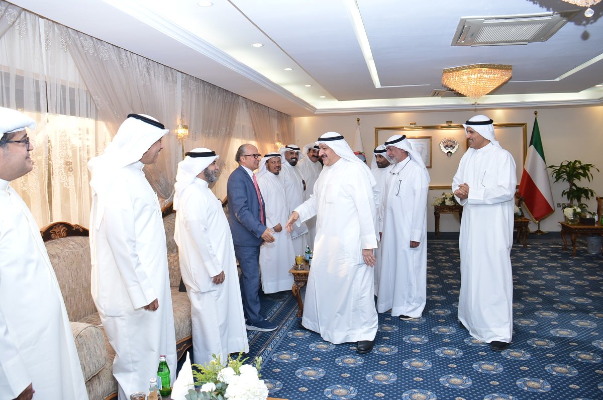 Alahmadi_kuwait's tweet photo. بدعوة من معالي محافظ الأحمدي فـي ديوان عام المحافظة.
لقاء مفتوح بين معالي وزير الصحة وأهالي محافظة الأحمدي

- استمع إلى متطلباتهم واحتياجاتهم الصحية للوقوف على أبرز المعوقات والعمل على تذليلها وإيجاد الحلول العاجلة لها

- أشاد الحضور بمبادرة معالي المحافظ بتنظيم هذا اللقاء المثمر https://t.co/8jMcB2VaX0